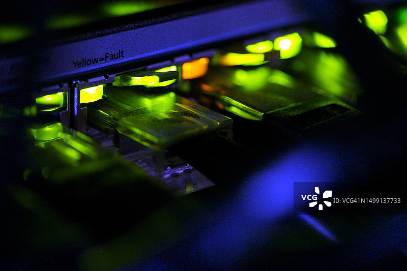 数据中心机房的网络连接电缆插头图片素材