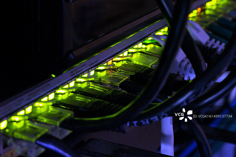 数据中心机房的网络连接电缆插头图片素材