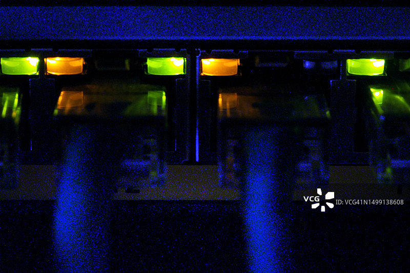 数据中心机房的网络连接电缆插头图片素材