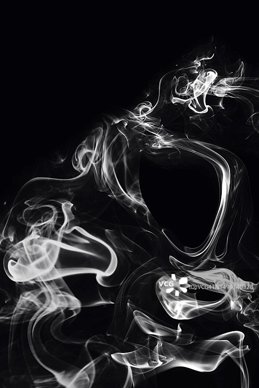 黑色背景上的抽象逼真柔和烟雾图片素材