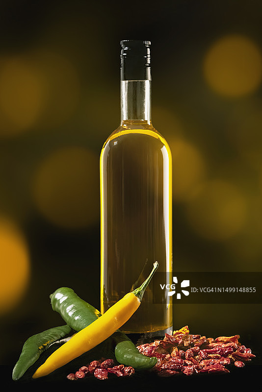 带什锦辣椒的光面橄榄油瓶图片素材