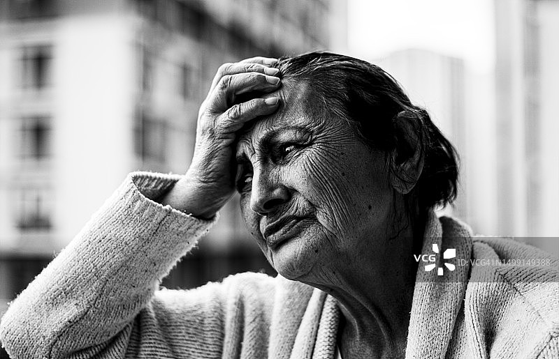 沉思的老年妇女图片素材