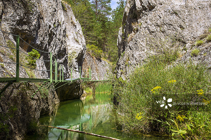 西班牙特鲁埃尔省阿尔瓦拉辛山卡洛马德的霍兹溪谷路线图片素材