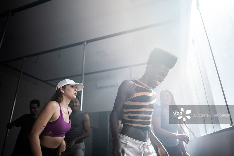 在舞蹈工作室上舞蹈课的年轻男子图片素材