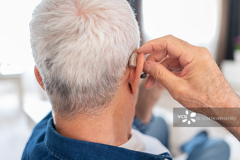 年长的男人戴助听器图片素材