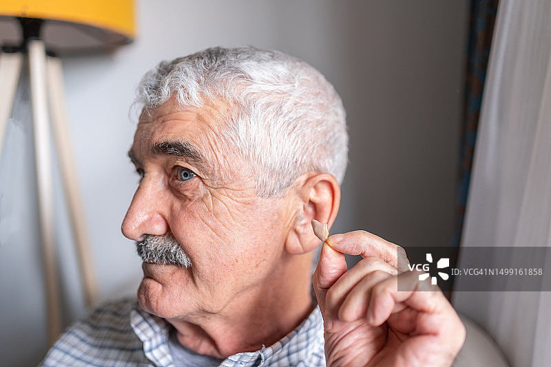 年长的男人戴助听器图片素材