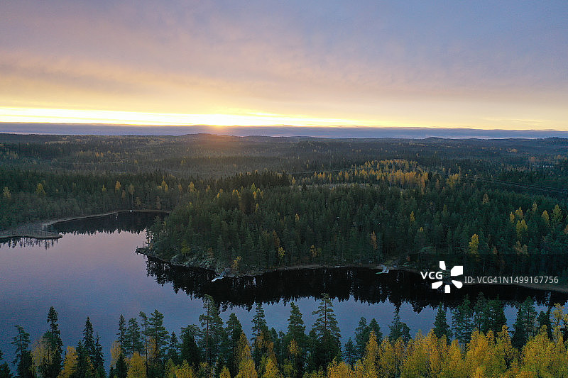 芬兰湖泊自然风光森林荒野秋季日出图片素材