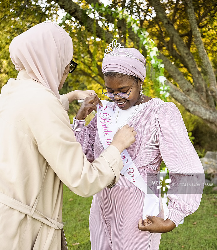 伴娘在公园为新娘准备新娘送礼会图片素材