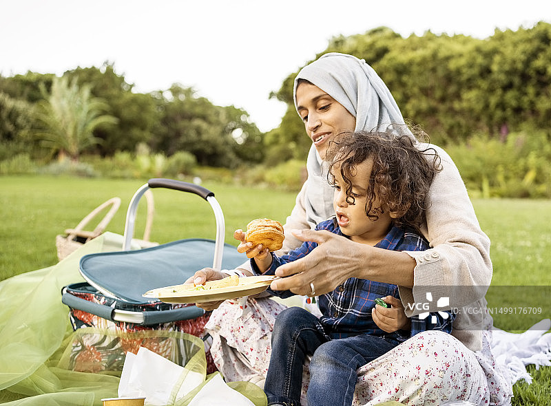 穆斯林母子在公园野餐图片素材