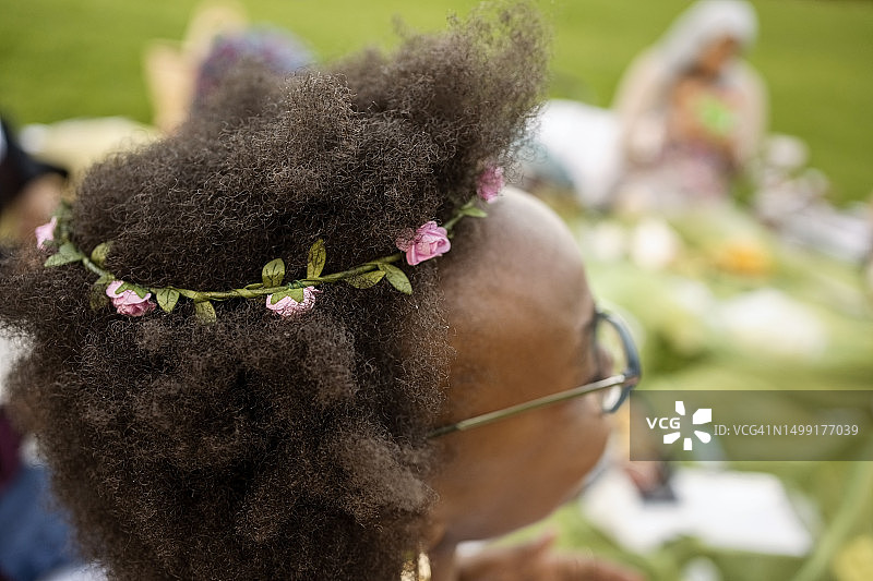 女人在公园新娘派对戴花环图片素材