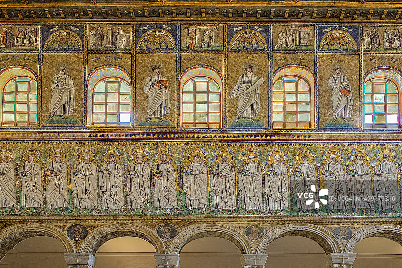 意大利拉文纳新圣亚坡理纳圣殿的中殿马赛克图片素材