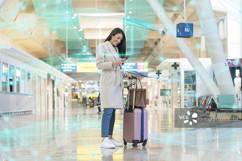 在机场使用智能手机的女商人图片素材
