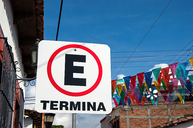 城镇街道停车提示牌：停车位结束图片素材