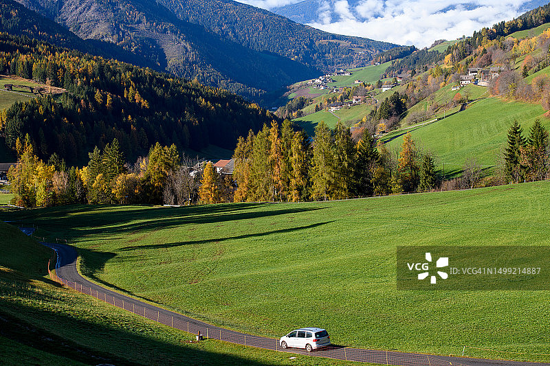 秋季乡村道路上的白色汽车图片素材