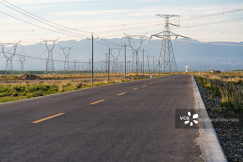 沥青路和输电线路图片素材