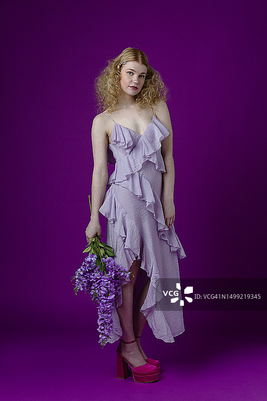 身穿夏装的漂亮女人图片素材