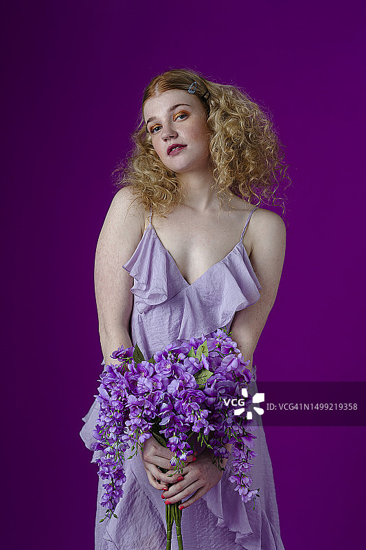 身穿夏装的漂亮女人图片素材