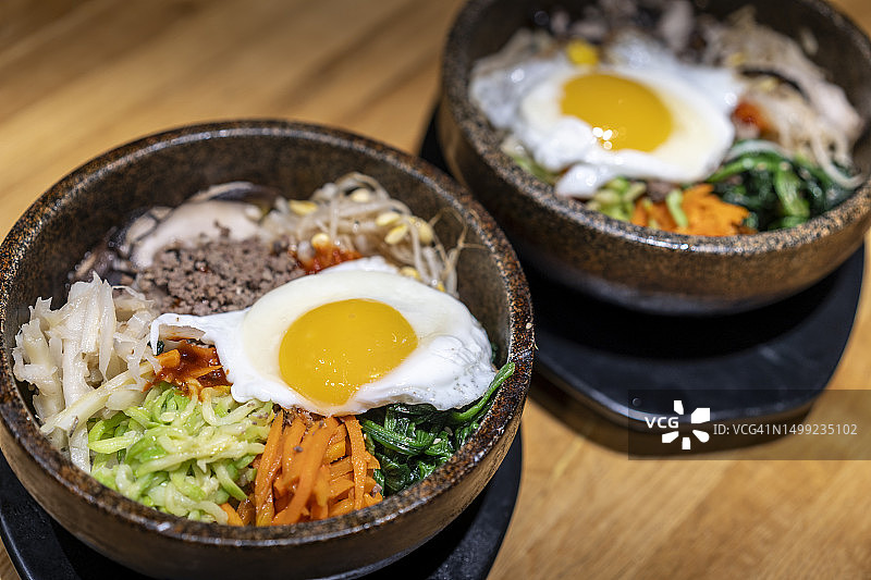 餐桌上的韩式拌饭特写图片素材