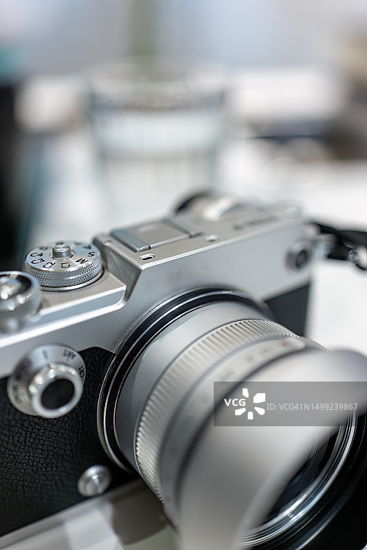 银色复古相机局部图片素材