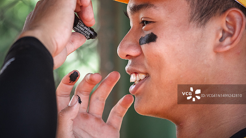 棒球运动员在比赛前在脸上画眼黑图片素材