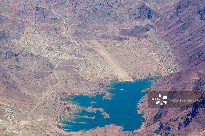 加利福尼亚州哈瓦苏湖附近的吉恩沃什水库和吉恩沃什水库机场的鸟瞰图图片素材
