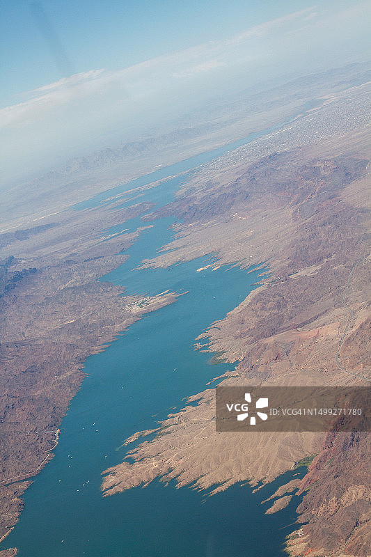 哈瓦苏湖和科罗拉多河向南流向帕克大坝的鸟瞰图，加利福尼亚州-亚利桑那州边界图片素材