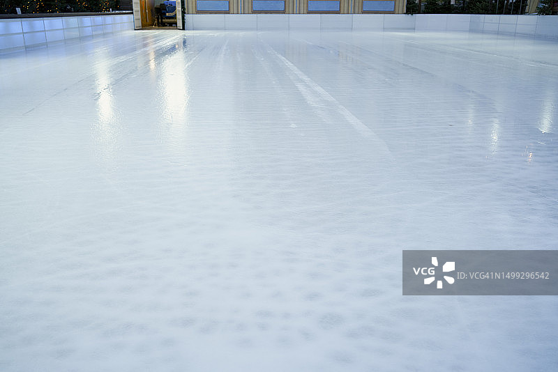 灯光照亮的室外溜冰场图片素材