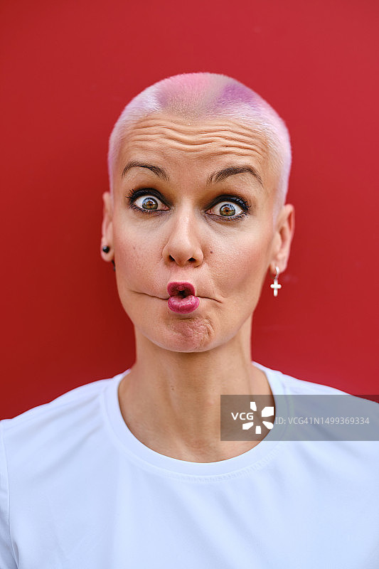 对着镜头做鬼脸的中年妇女图片素材