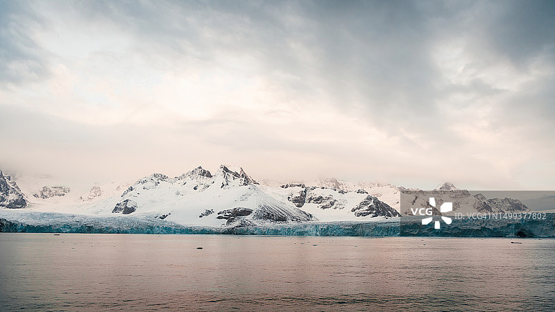南极半岛冰川和日出暮光全景图片素材