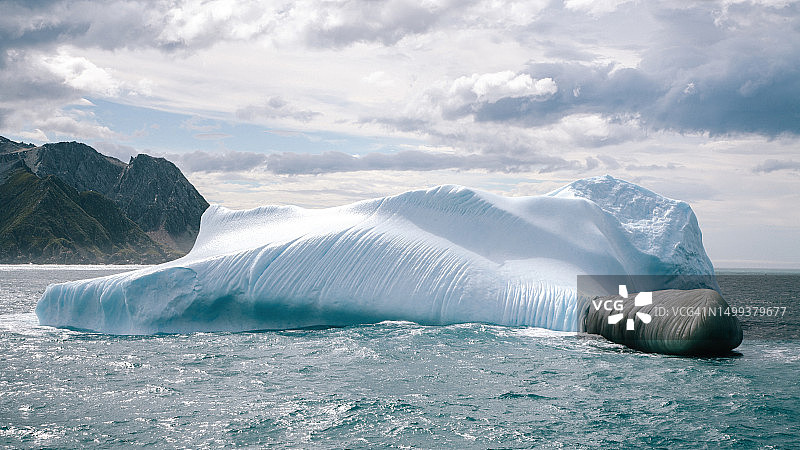 南极洲：漂浮在南极海峡上的南极冰山图片素材