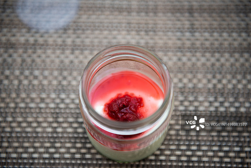瓶装草莓意式奶冻图片素材