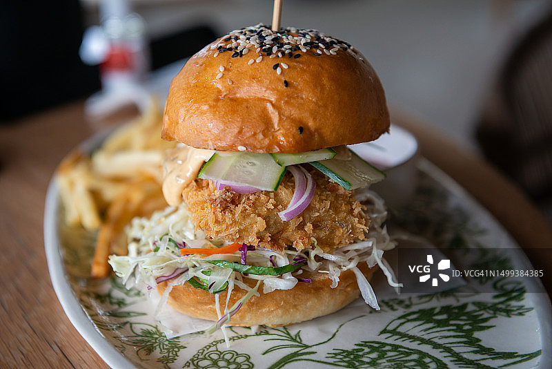 特写：拼盘上的鸡肉汉堡图片素材