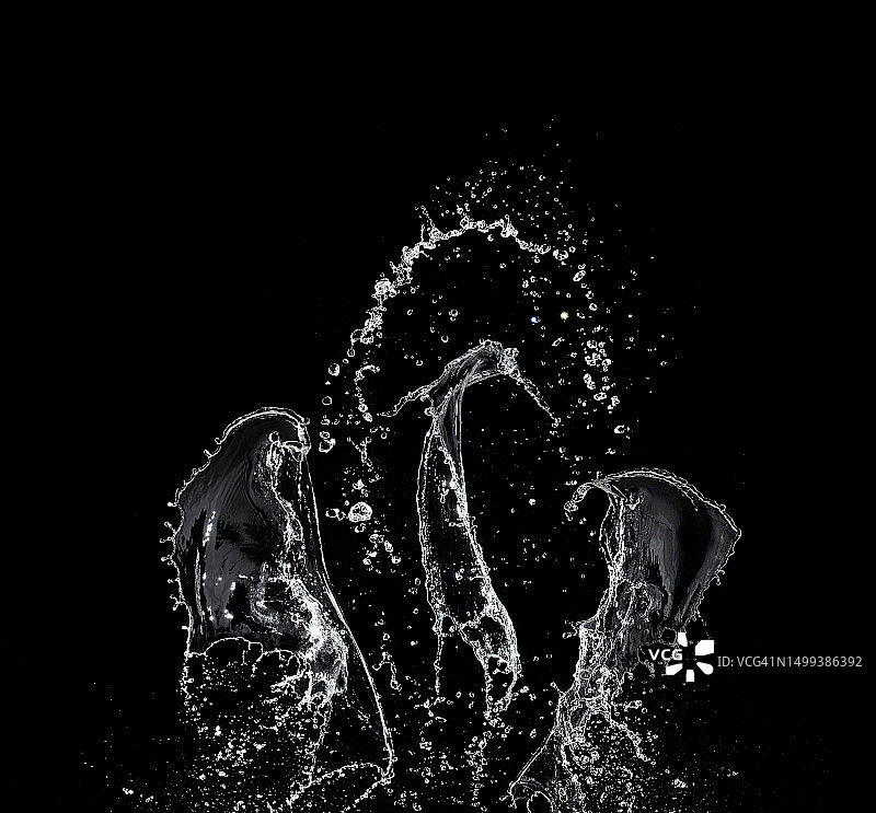 黑色背景上由水滴和飞溅产生的人物图案图片素材