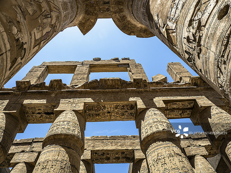 埃及卡纳克神庙内部的宏伟柱子图片素材