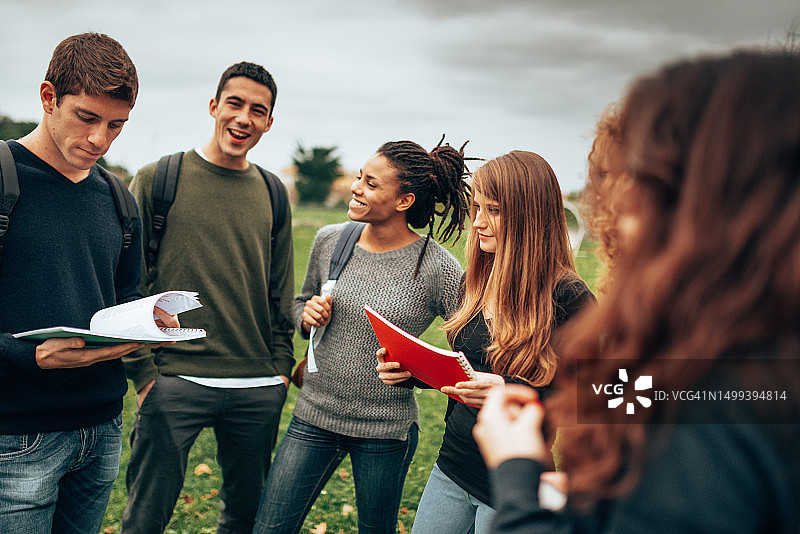 公园里的一群学生图片素材