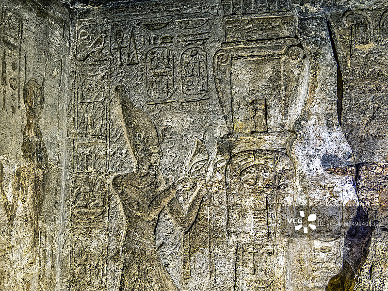 国王谷内色彩斑斓的浮雕和象形文字（埃及拉美西斯九世墓KV6）图片素材