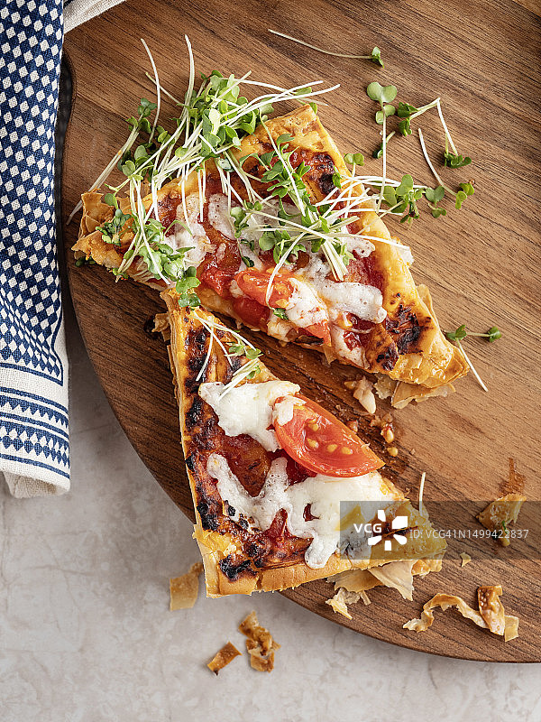 番茄莫扎里拉酥皮馅饼、番茄 quiche、番茄挞、酥皮皮塔饼、番茄 microgreen 酥皮披萨图片素材