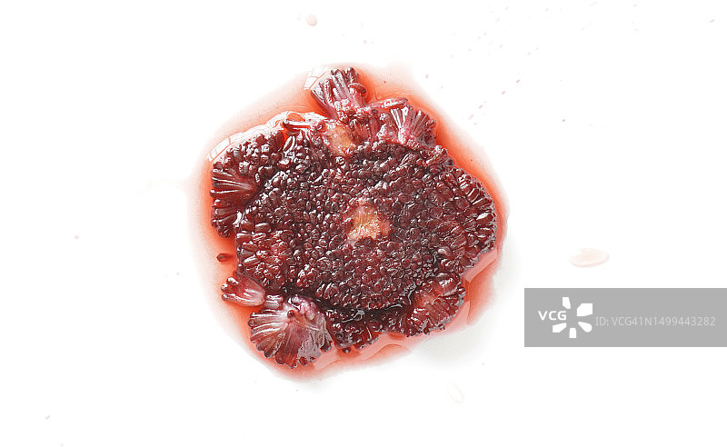 白色背景上的碎杨梅图片素材