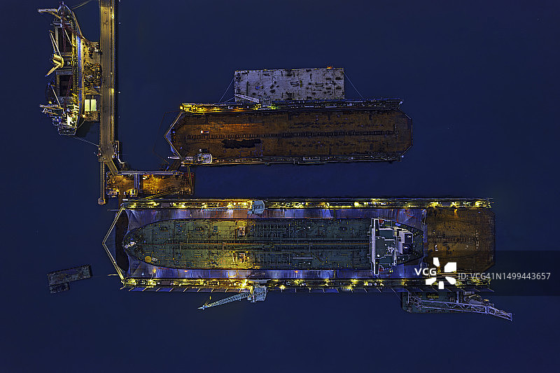 船厂维护和修理船舶运输的航拍俯视图图片素材