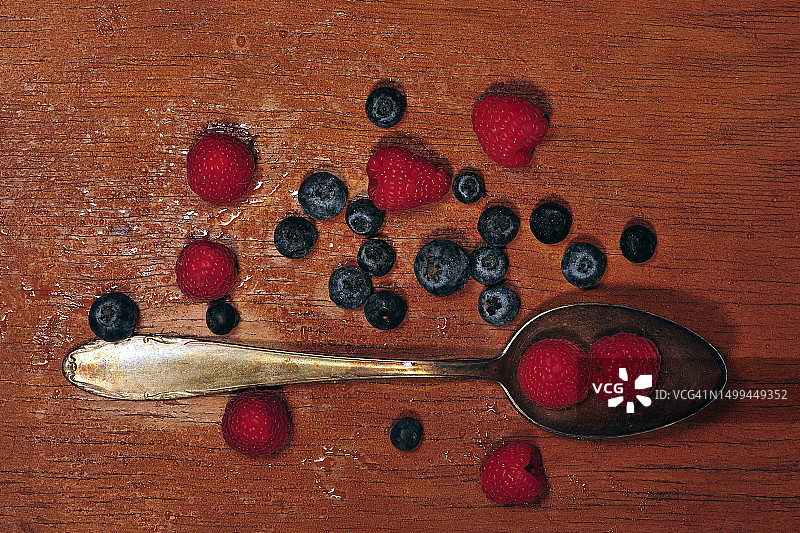 木头上的浆果图片素材