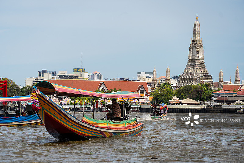 曼谷昭披耶河上的长尾船图片素材