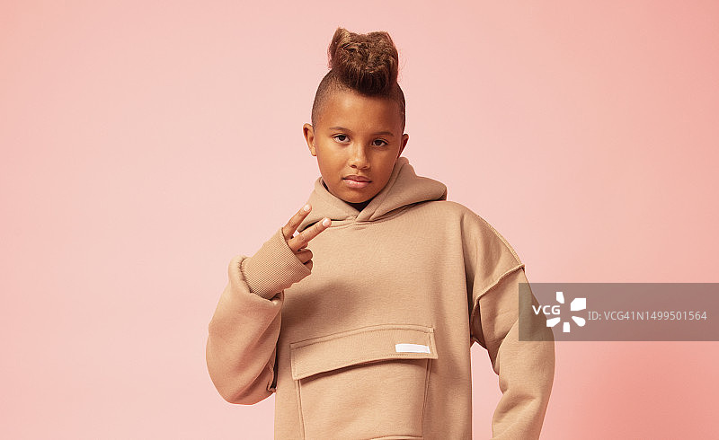 发型另类的小男孩摆出说唱歌手的姿势图片素材