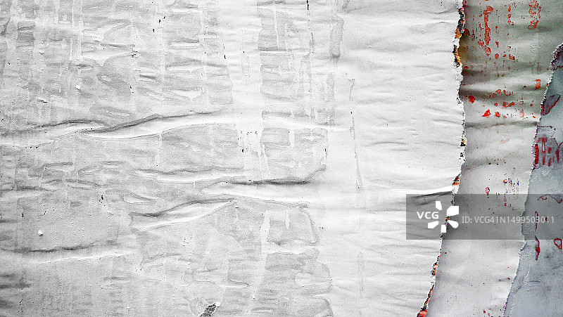 在法国巴黎的墙上剥落和撕裂的白纸图片素材