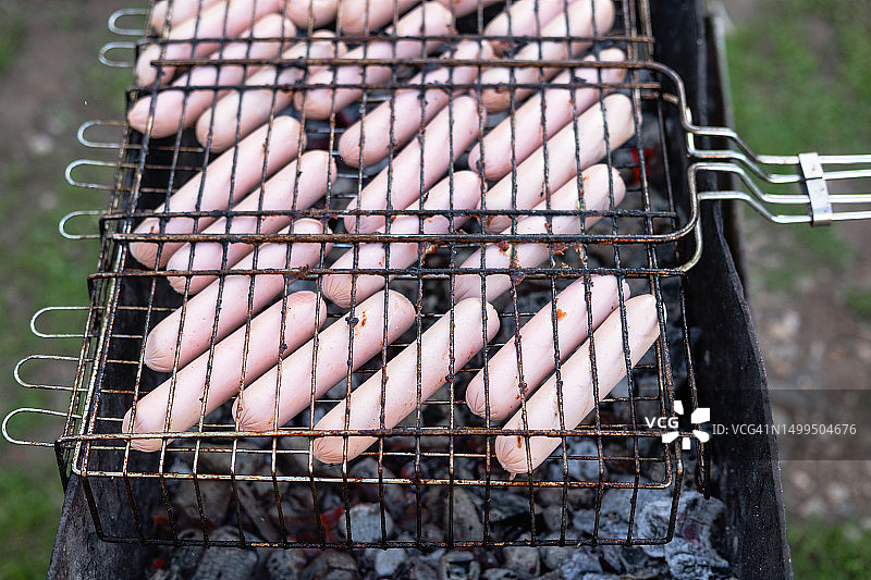烧烤架上的炸香肠，顶视图图片素材