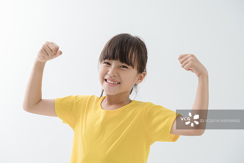 肌肉发达的年轻人展示肌肉和二头肌图片素材