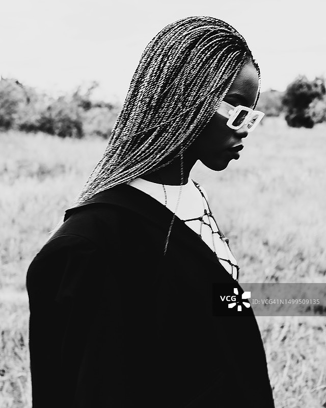 身穿西装外套的时尚女性户外黑白照片图片素材