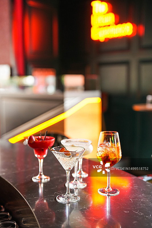 酒吧里排列的各种酒精饮品图片素材