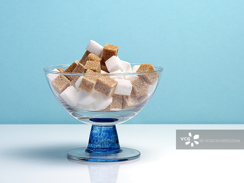 玻璃碗里的糖块图片素材