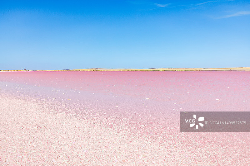 南澳大利亚内陆粉红色盐湖中的盐矿景观图片素材