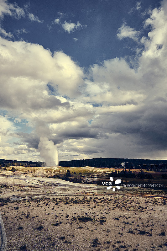 夏季黄石国家公园老忠实泉景色图片素材